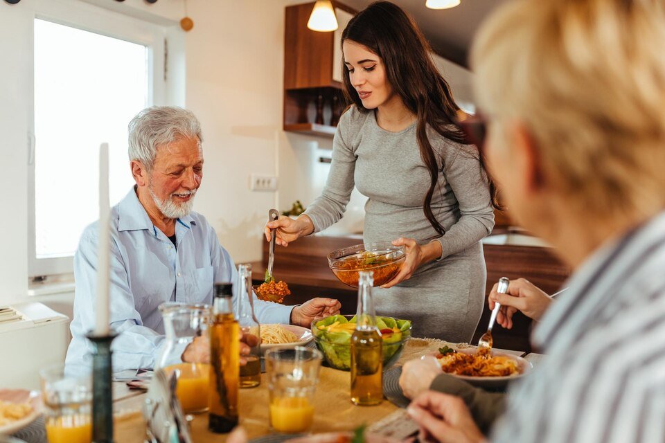 20230926181043 Fpdl.in Shot Family Having Meal Together Indoors 579247 317 Large