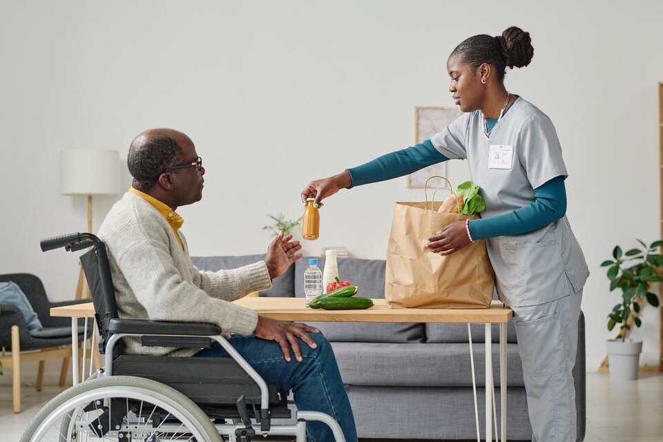 20230926181140 Fpdl.in Caregiver Bringing Healthy Food Man 249974 14212 Large